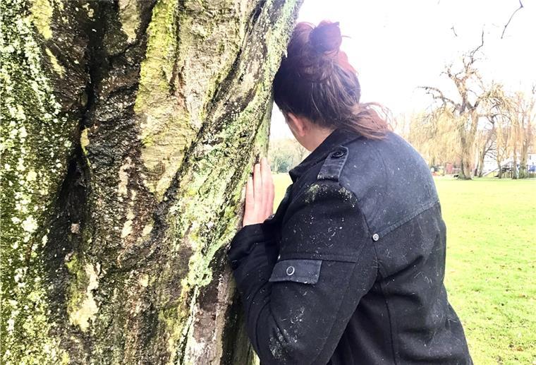 Häusliche Gewalt: „Angst ist so ein dichtes Gestrüpp“ So will sie sein, heute, nach jahrelangen Misshandlungen: Wie ein Baumstamm, verwurzelt, standfest, und allen Stürmen trotzend. Ramona* hat nach 21 Jahren körperlicher und seelischer Gewalt durch ihren Ex-Mann ihren eigenen Weg aus der Hölle zurück ins Leben gefunden. Foto: Schwan