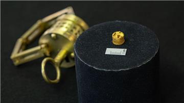 So winzig: Das römische Miniatur-Schloss liegt neben einem Maßstab für einen Zentimeter. Im Hintergrund der Nachbau im Verhältnis 4:1. 