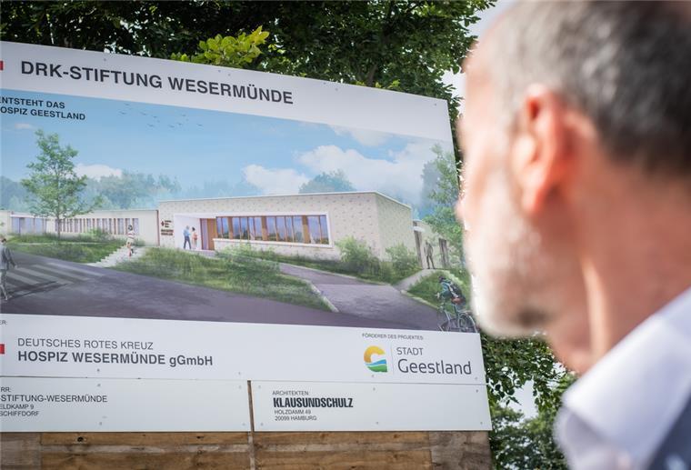 Hospiz Geestland wird später fertig als geplant So wird das neue Hospiz Geestland aussehen, auch wenn es jetzt in Holzrahmenbauweise erstellt wird. Rolf Sünderbruch von der DRK-Stiftung blickt auf die Bauansicht des geplanten Gebäudes.