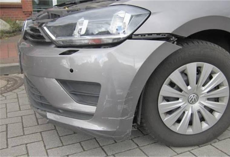 Unfallflucht auf dem Hemmoorer Rathausplatz So wurde der Wagen einer 79-Jährigen in Hemmoor auf einem parkplatz hinterlassen.