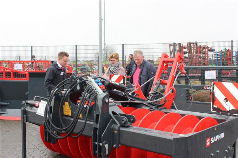 Heeslingen: Schau bei Fricke zeigt längst nicht nur Landmaschinen So ziemlich alles, was der Landwirt auf dem Acker braucht, gibt's bei der Schau der Firma Fricke zu sehen.