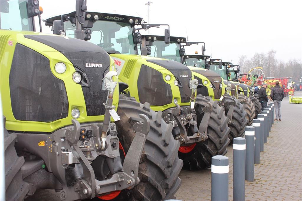 So ziemlich alles, was der Landwirt auf dem Acker braucht, gibt&apos;s bei der S...