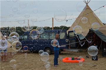Soap-Bubble-Artist Elias lässt die Seifenblasen tanzen. Foto: Overschmidt