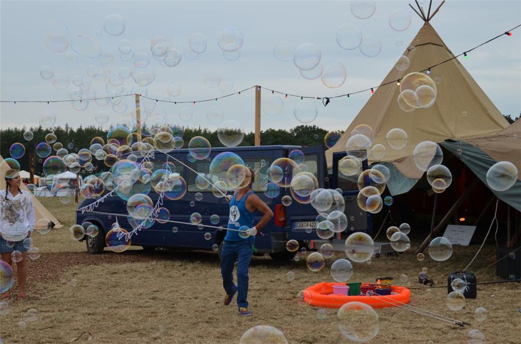 Soap-Bubble-Artist Elias lässt die Seifenblasen tanzen. Foto: Overschmidt