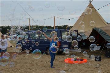 Soap-Bubble-Artist Elias lässt die Seifenblasen tanzen. Foto: Overschmidt