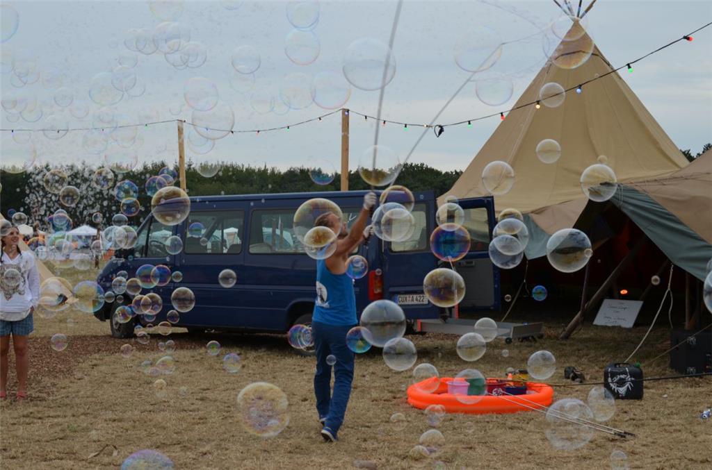 Soap-Bubble-Artist Elias lässt die Seifenblasen tanzen. Foto: Overschmidt