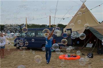 Soap-Bubble-Artist Elias lässt die Seifenblasen tanzen. Foto: Overschmidt