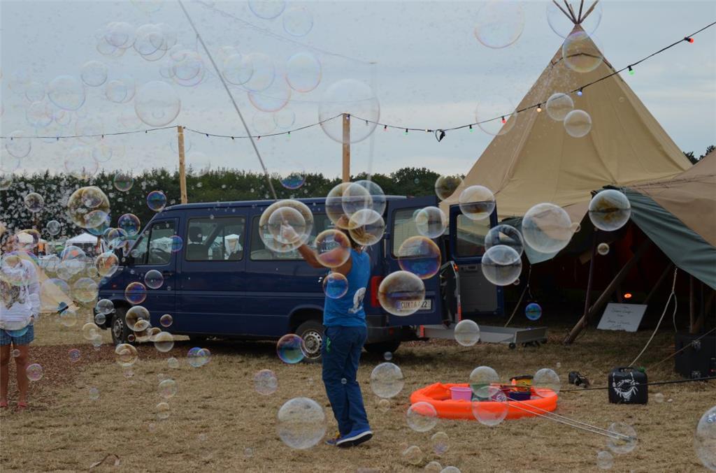 Soap-Bubble-Artist Elias lässt die Seifenblasen tanzen. Foto: Overschmidt