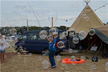 Soap-Bubble-Artist Elias lässt die Seifenblasen tanzen. Foto: Overschmidt