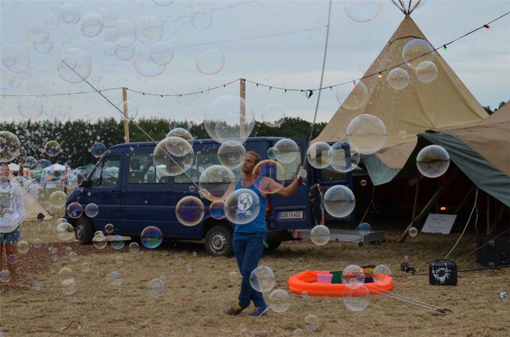 Soap-Bubble-Artist Elias lässt die Seifenblasen tanzen. Foto: Overschmidt