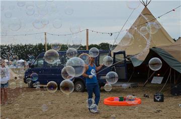 Soap-Bubble-Artist Elias lässt die Seifenblasen tanzen. Foto: Overschmidt