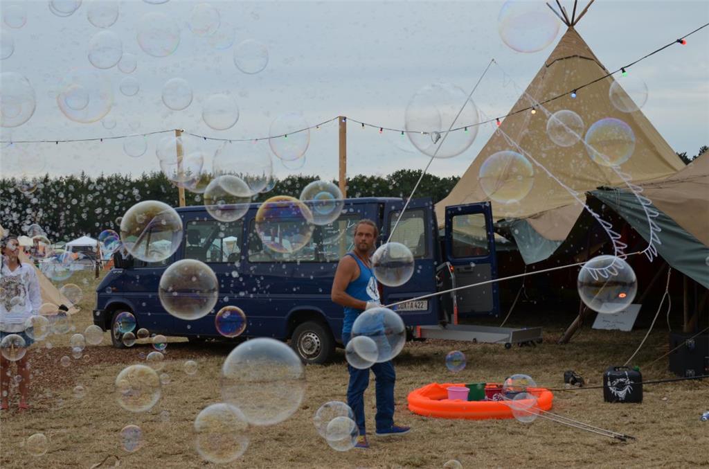 Soap-Bubble-Artist Elias lässt die Seifenblasen tanzen. Foto: Overschmidt