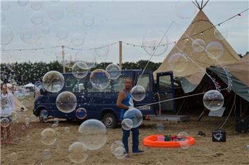 Soap-Bubble-Artist Elias lässt die Seifenblasen tanzen. Foto: Overschmidt
