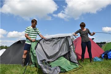 Sobald das Zelt eingepackt ist, geht&apos;s zum Auto. Foto: Overschmidt