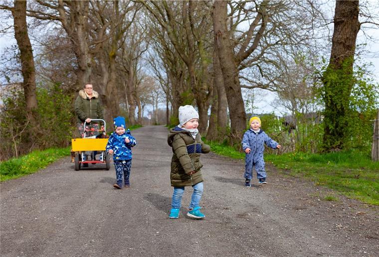 Cuxland: Tagesmütter dringend gesucht Sobald es das Wetter es erlaubt, geht Tagesmutter Stefanie Möller mit ihren Schützlingen Lucas, Max und Mads an die frische Luft. Den Knirpsen gefällt‘s.