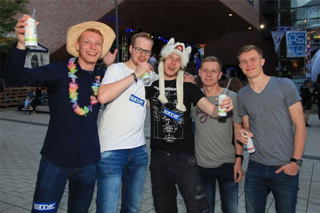 Sören, Patrick, Werner, Dominik und Till haben schon gute Laune und freuen sich auf die Party.