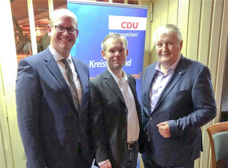Sittensen: CDU nominiert ihren Kandidaten für die Bürgermeisterwahl Sören Wallin (Mitte) soll Samtgemeindebürgermeister von Sittensen werden. Mittwochabend nominierte die CDU ihren Kandidaten. Der CDU-Kreisvorsitzende Dr. Marco Mohrmann (links) und CDU-Gemeindeverbandsvorsitzender Hans-Heinrich Ehlen gratulierten dem 34-Jährigen.