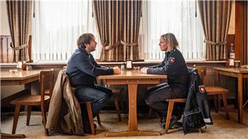 Sörensen (Bjarne Mädel) und Jenny (Katrin Wichmann) in einer Szene des TV-Krimis  „Sörensen fängt Feuer“.