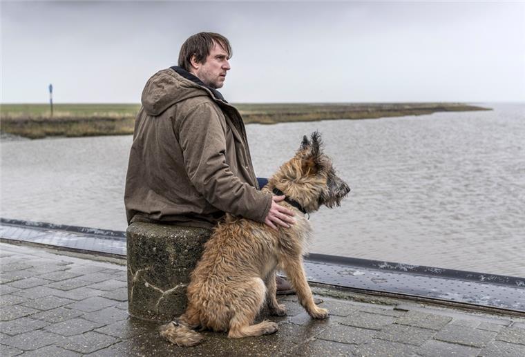 Kommissar Sörensen mit Hund Cord am Wasser