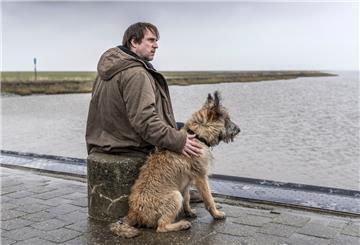 Kommissar Sörensen mit Hund Cord am Wasser