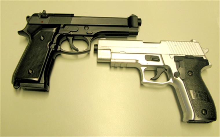 Softairwaffen sehen genauso aus wie echte Pistolen.