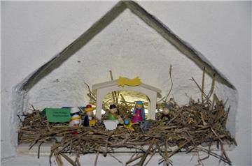 Sogar die Mauernischen in der Kirche werden in die Krippenkunst einbezogen. Foto...