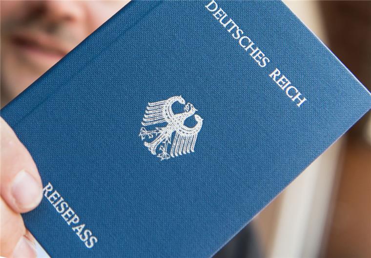 Attacke in Oldenburg: Reichsbürger stößt zwei Polizisten von Treppe Sogenannte Reichsbürger erkennen die Bundesrepublik Deutschland nicht an.