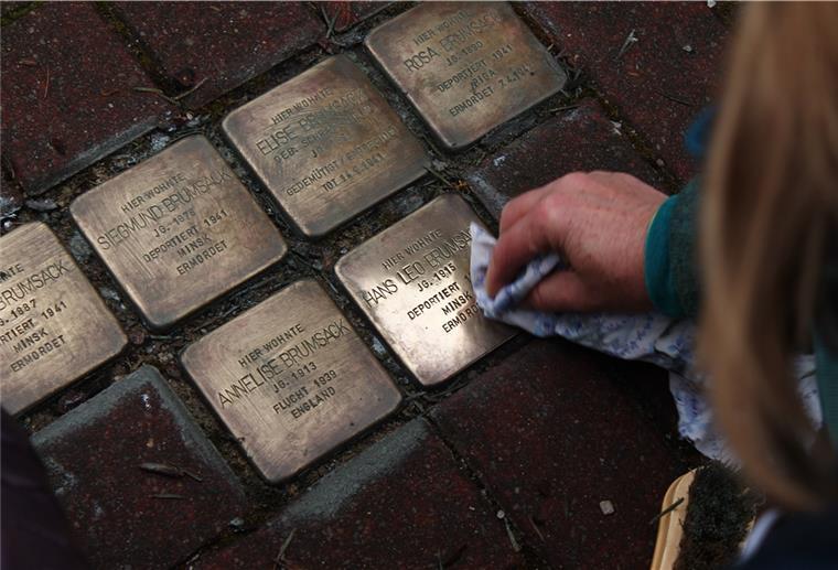 Sogenannte Stolpersteine erinnern in Beverstedt an die jüdischen Mitbürger, die teilweise von den Nazis ermordet wurden. Ehrenamtliche kümmern sich regelmäßig um die Pflege der Steine.