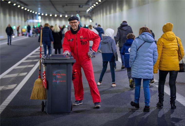 Ein Spaziergang durch den Hafentunnel: Die schönsten Bilder von der Eröffnung Sogenannte Walking-Acts, wie Müllmann Teo alias Ludger Hollmann, sorgten für gute Laune.