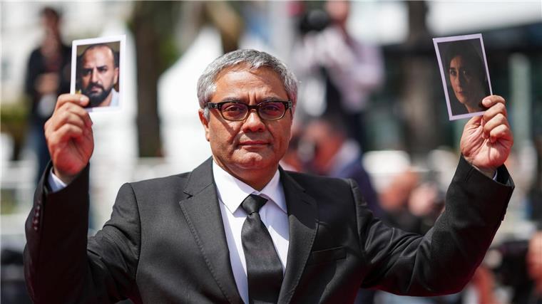 Geflohener Regisseur Mohammed Rassulof in Cannes Soheila Golestani und Missagh Sareh spielen wichtige Rollen im Film: Rassulof hat Fotos von ihnen dabei.