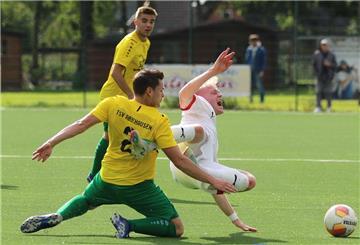 Solch packende Zweikämpfe wie im Hinspiel zwischen Adrian Dettmers vom TSV Abbehausen (gelbes Trikot) und Jonas Kühl (rechts) vom SV Brake könnte es auch im Bezirksligaspiel am Freitag in Brake geben.