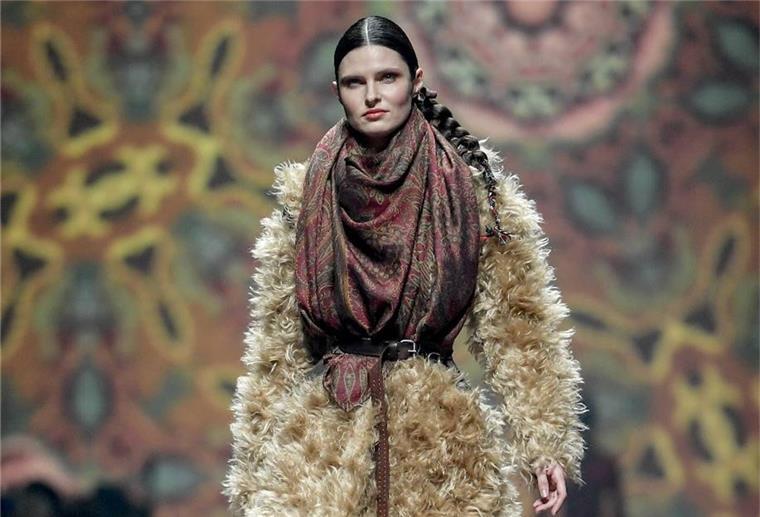 Mode-Magazin „Elle“ verbannt Pelze aus allen Ausgaben Ein Model läuft bei der Mercedes-Benz Fashion Week.
