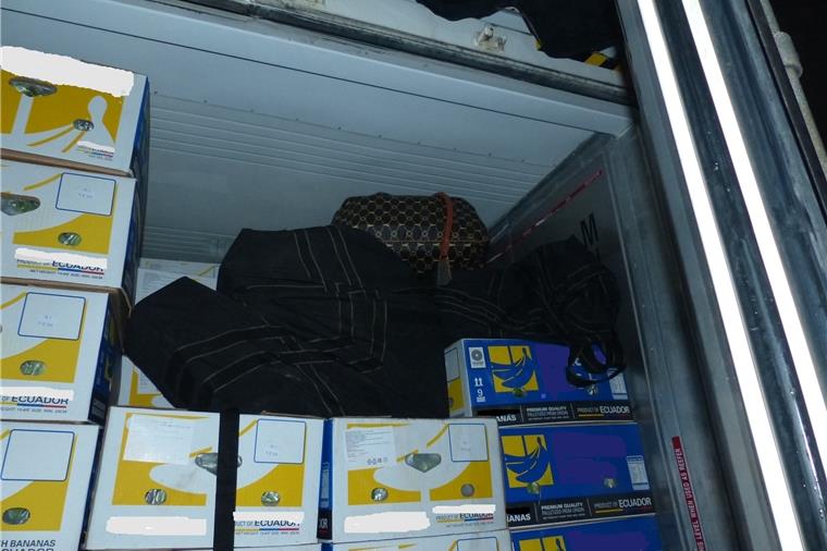 Bremerhaven: Zoll und Polizei bekämpfen Drogenschmuggel Solche Funde kommen immer wieder vor: Im Container liegen mit Kokain gefüllte Taschen direkt an der Tür.