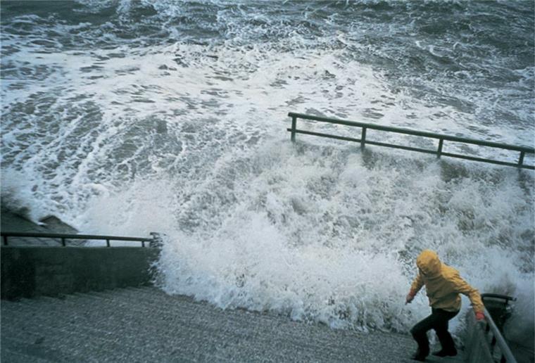 Buch schildert legendäre Orkanfluten Solche "Mutproben" sind gefährlich: Auf einem Kubikmeter Salzwasser lastet ein Gewicht von etwa einer Tonne, und die Kraft des Rücklaufs ist groß. Foto Quedens