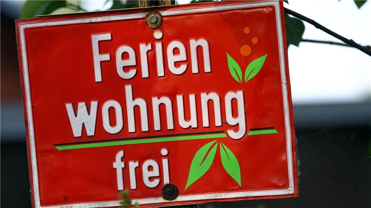 Solche Schilder wie auf unserem Symbolbild finden sich auch in Butjadingen. Ferienwohnungen, die als solche gar nicht zugelassen sind, will die Gemeinde künftig aber nicht mehr dulden.