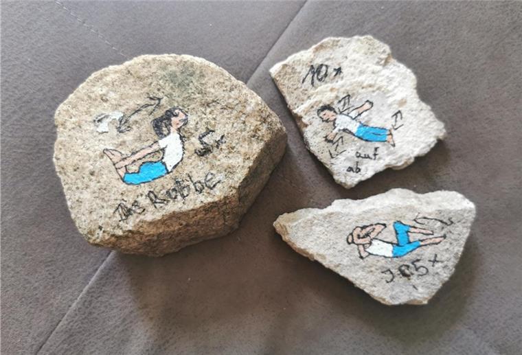 Solche und weitere Steine mit Bewegungsanleitungen werden versteckt. Kinder, die sie finden, sollen zu mehr Bewegung animiert werden. Foto: privat