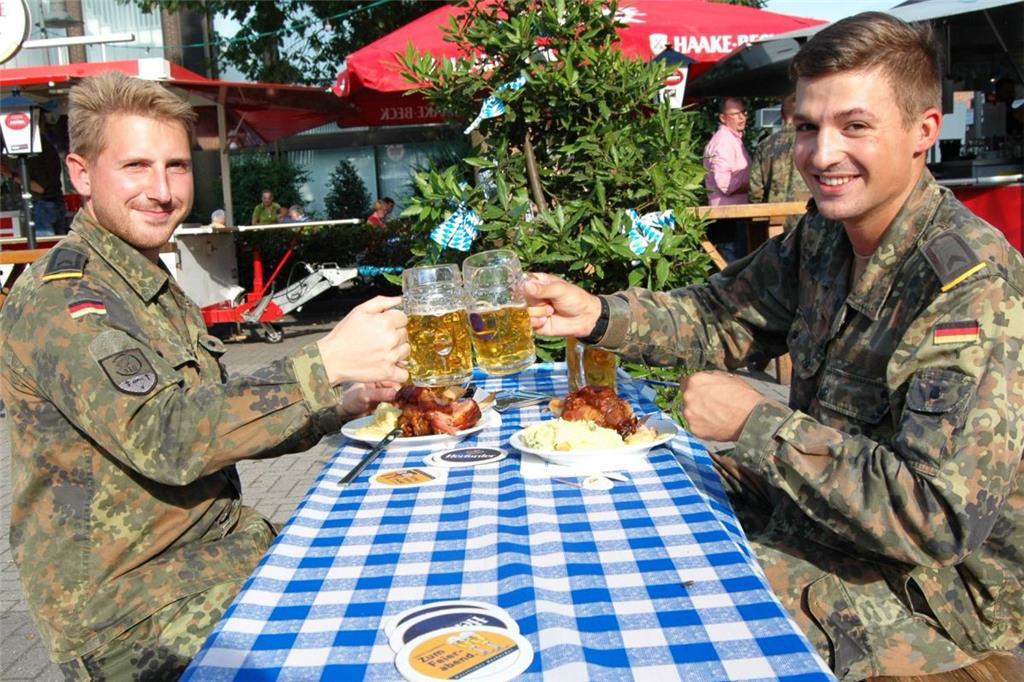 Soldaten beim Schmausen: Ein Niedersachse aus Bexhövede und ein Holsteiner aus P...
