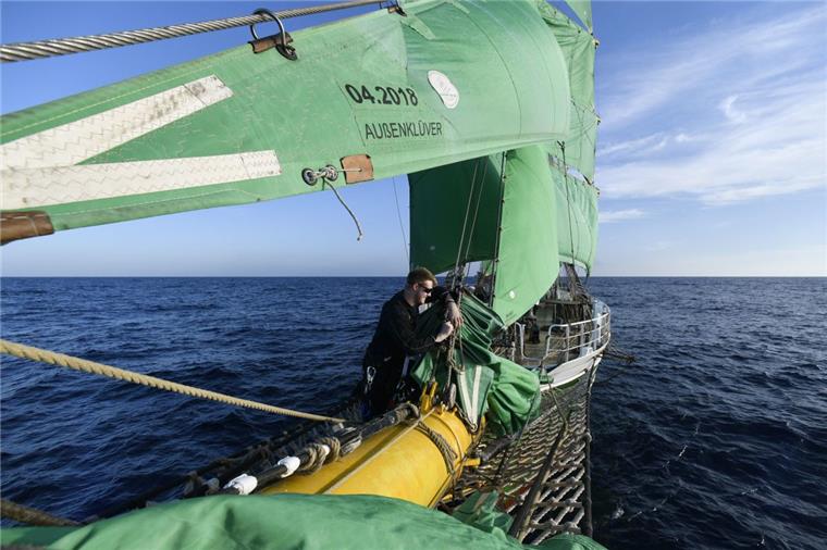 "Alexander von Humboldt II": Marinesoldaten setzen wieder Segel Soldaten der Bundesmarine trainieren an Bord der "Alexander von Humboldt II". Die Bark dient als zeitweiliger Ersatz für das Segelschulschiff "Gorch Fock". Der Dreimaster der Bundesmarine wird noch saniert.