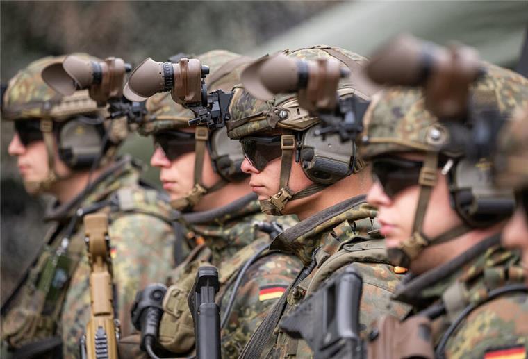 CSU: Neue Wehrpflicht noch in diesem Jahr Vier Soldaten mit Helmen und Schutzbrillen stehen nebeneinander in einer Reihe. Deutschland könnte noch in diesem Jahr zur Wehrpflicht zurückkehren.