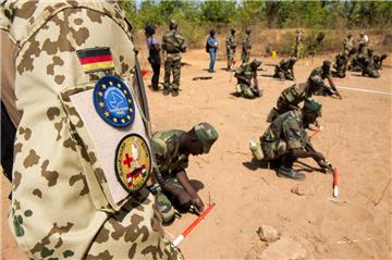 Soldaten der Bundeswehr bilden  in Westafrika Angehörige der malischen Armee  aus.  Zu den internationalen Ausbildungs-Teams gehören auch Soldaten aus Seedorf.