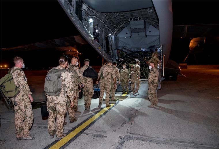 Soldaten der Bundeswehr steigen in ein Transportflugzeug der Luftwaffe und beenden ihren Afghanistan-Einsatz.