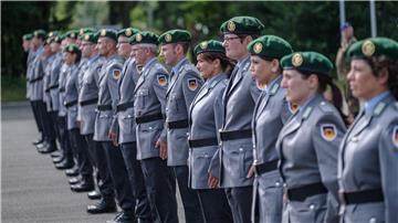 Soldaten der Reserve stehen bei ihrer Gelöbnisfeier für freiwillige Rekruten und Rekrutinnen ohne Bundeswehrerfahrung.