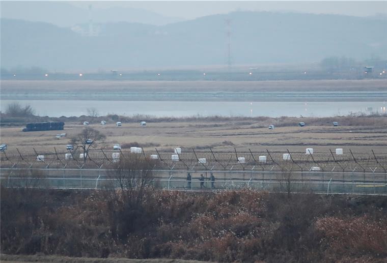 Schusswechsel an koreanischer Grenze Soldaten der südkoreanischen Armee patrouillieren entlang eines Stacheldrahtzauns.