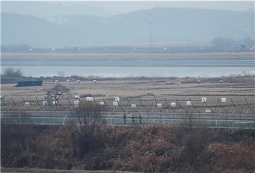 Soldaten der südkoreanischen Armee patrouillieren entlang eines Stacheldrahtzauns.