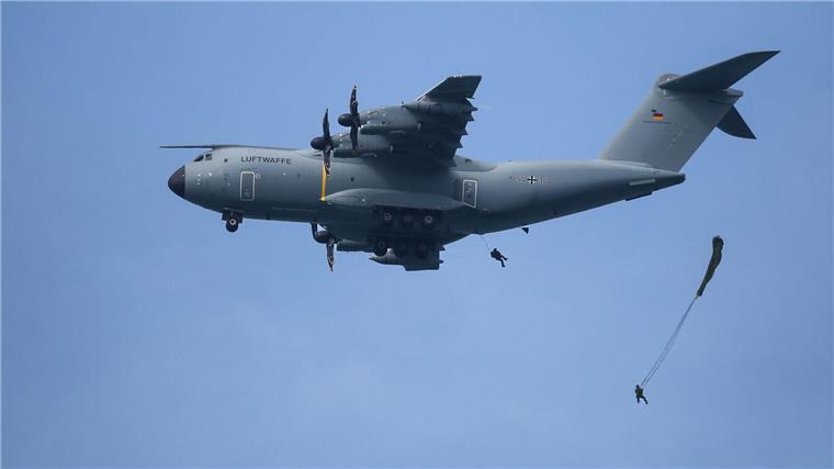 Niedersächsische Fallschirmjäger üben an der Ostseeküste Soldaten eines Fallschirmjägerregiments springen im Rahmen einer Übung aus einem Airbus A400M.