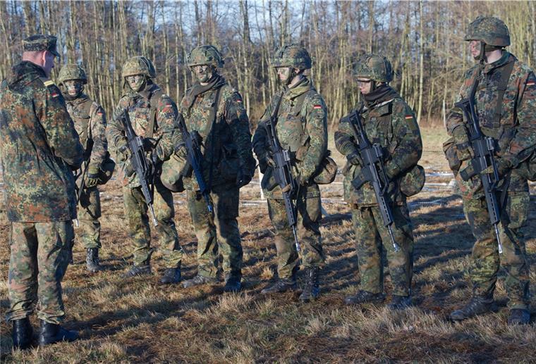 Was halten die Bürger von einer Rückkehr des Wehrdienstes Soldaten in der Grundausbildung: Sol die Wehrpflicht wieder eingeführt wreden?
