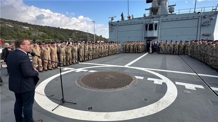 Pistorius besucht Fregatte: Im „Kriegsmarsch“ ins Rote Meer Soldaten sind beim Besuch von Boris Pistorius (SPD, v) an Bord der Fregatte „Hessen“ im Souda Bay, Kreta angetreten.