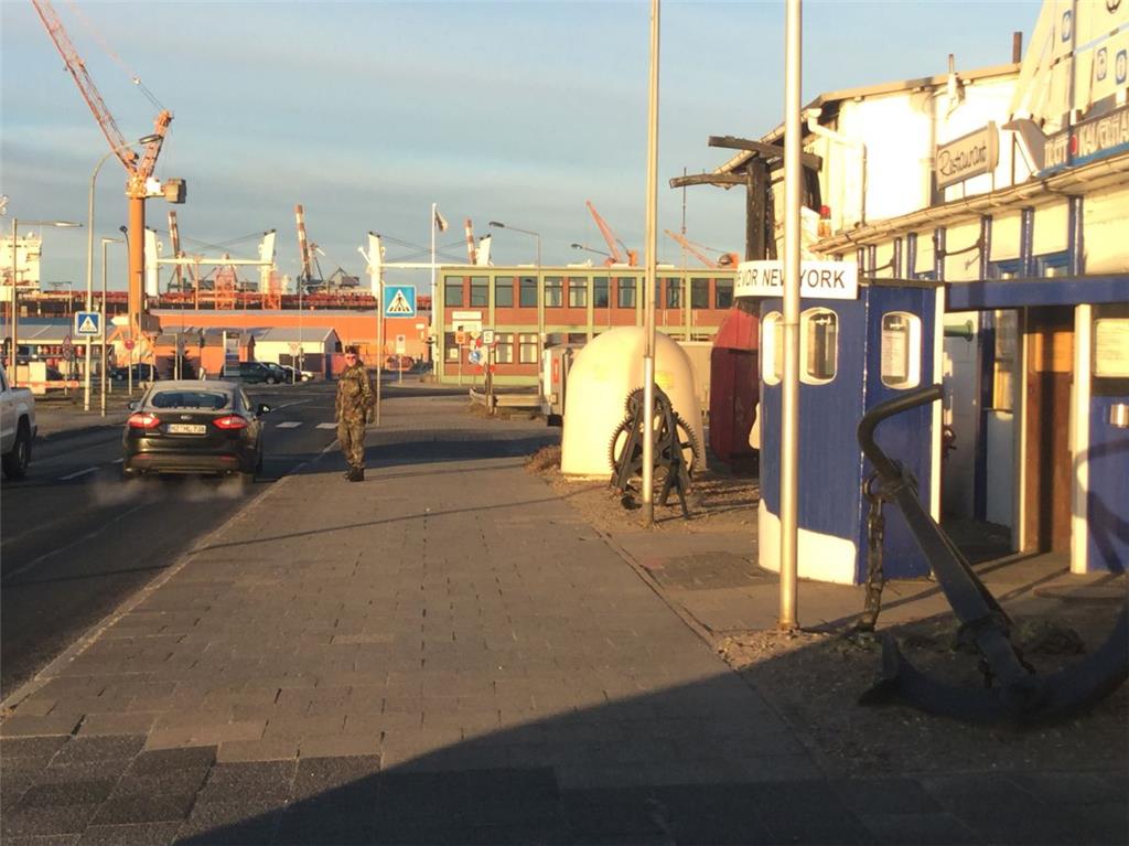 Soldaten sind in der Kneipe mitten im Hafen sonst eher selten zu sehen.