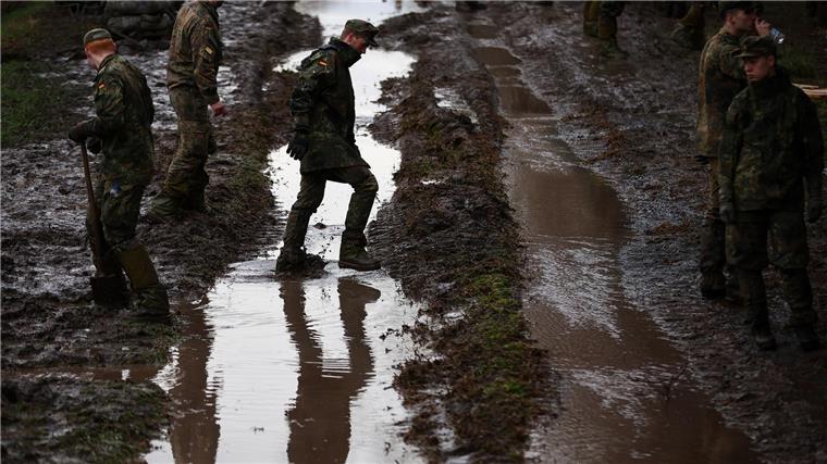 Bundeswehr wegen Hochwasser nicht gefordert, aber bereit Soldatinnen und Soldaten der Bundeswehr sichern einen Deich an der Helme mit Sandsäcken.