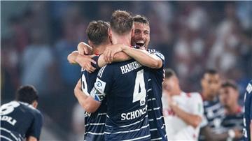 Soll beim HSV bleiben: Mittelfeldspieler Jonas Meffert (r).